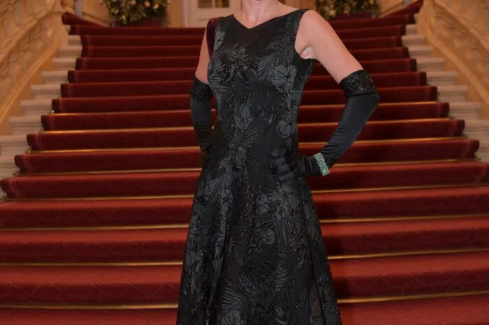 Eva Wegrostek trug eine klassische schwarze Robevon Popp &amp; Kretschmer