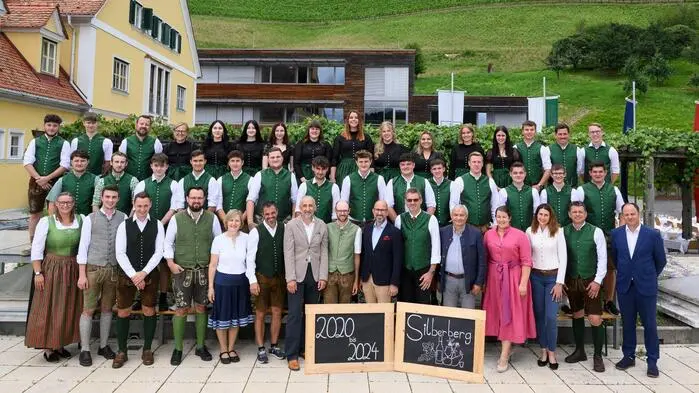 Die stolzen Absolventen der Fachschule Silberberg 
