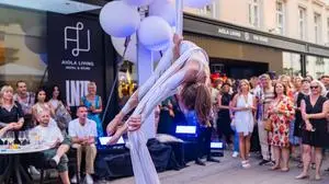 Eine Luftakrobatin turnte in der Schmiedgasse