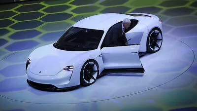 Porsche Konzeptfahrzeug "Mission E" 