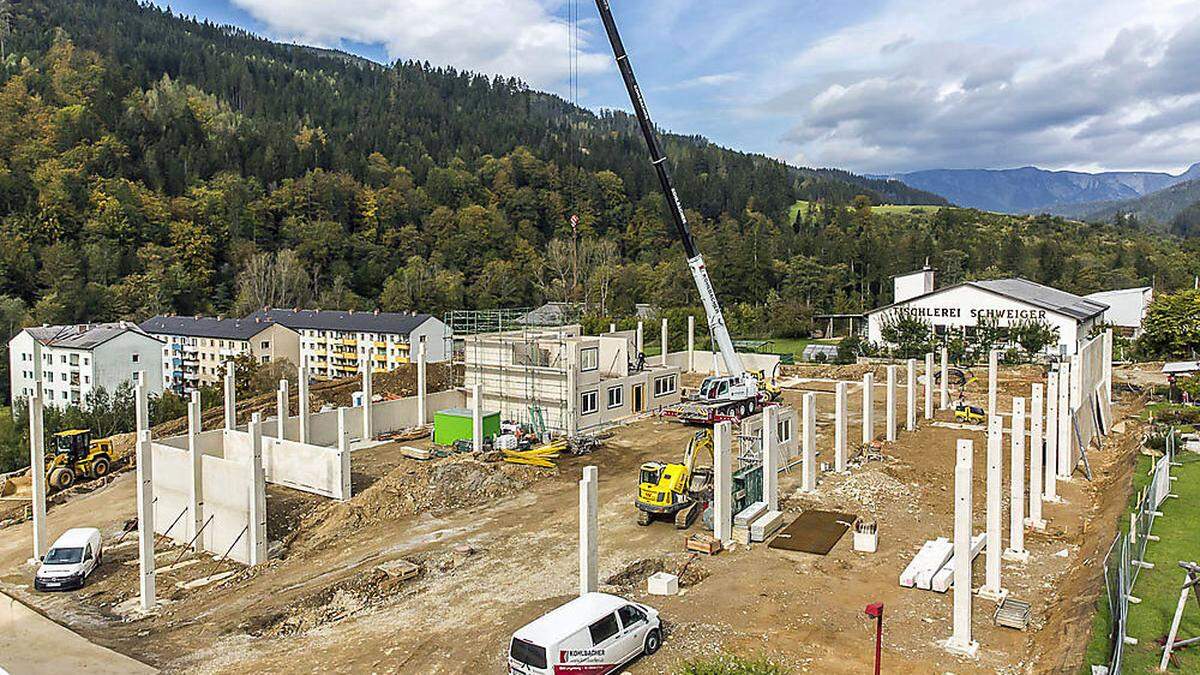 Die Betonpfeiler sind fein säuberlich ausgerichtet, bald ist das Bauwerk fertig