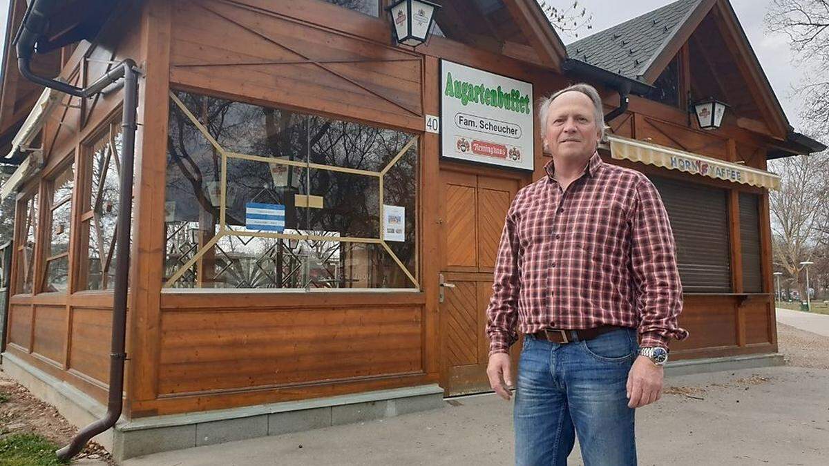 Josef Scheucher vor seinem Buffet im Grazer Augarten