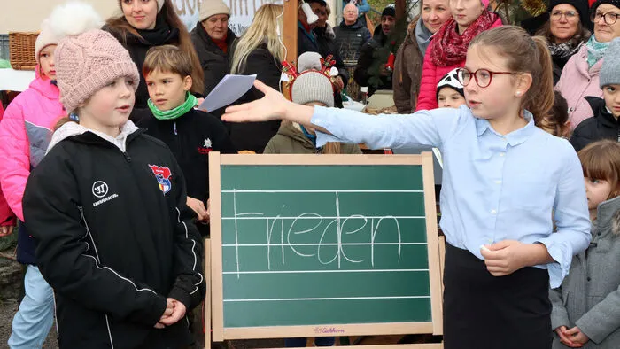 Die Schüler der Volksschule Glanhofen machten bei einer Vorführung den "Frieden" zum Thema.