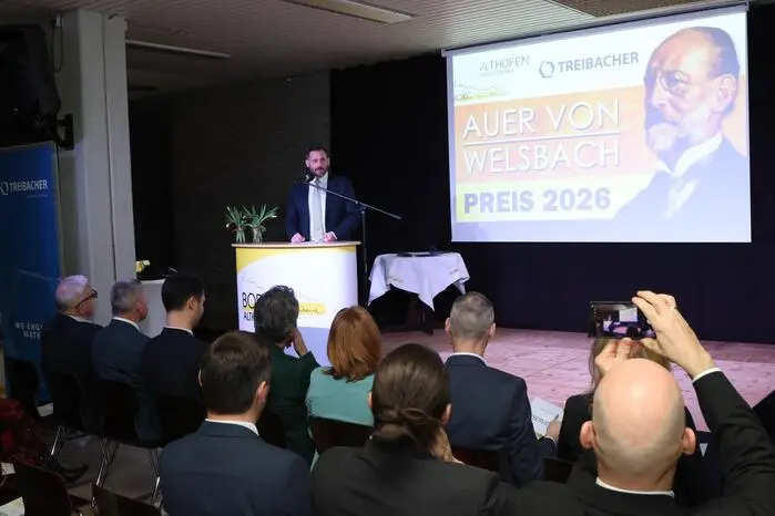 Borg „Auer von Welsbach“-Bereichsleiter Andreas Jannach konnte dazu unter anderem Landesrat Peter Reichmann, die Landtagsabgeordneten Günter Leikam und Stefan Sandrieser, den Weitensfelder Bürgermeister Franz Sabitzer, Wirtschaftskammer (WK)-Bezirksstellenobmann Walter Sabitzer, WK-Bezirksstellenleiter Robert Schratt, Stadtrat Philipp Strutz, Treibacher Industrie AG (Tiag)-Vorstand Rene Haberl, Clusterleiter Hannes Scherzer sowie den ehemaligen Borg-Direktor Herbert Obmann willkommen heißen. 