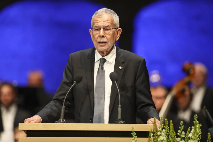 Auch Bundespräsident Alexander Van der Bellen war vorinformiert, dass Festspielredner Sellars über Klimawandel und Umweltschutz sprechen würde - ein aufgelegtes Thema für den ehemaligen Grünen-Politiker. "Die Klimakrise ist hier. Wir können sie greifen."