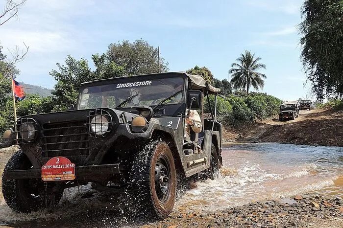 Kambodscha: Mit dem Oldtimerjeep durch die Kardamomberge. Abseits der normalen Routen erleben Urlauber das echte Kambodscha bei einer 14-tägigen Jeeptour quer durch das Land. Mit amerikanischen Jeeps geht es durch den Schlamm und auf unasphaltierten Staubstraßen zu landschaftlichen Highlights abseits der Touristenpfade. Durch kleine Dörfer entlang des Mekong, vorbei an Gummiplantagen, Pfefferfeldern und grünen, üppigen Reisfeldern führt nur eine der möglichen Routen. Wer möchte, kann auch die wichtigsten Sehenswürdigkeiten wie Angkor Wat oder die Hauptstadt Phom Penh auf der Reise miteinbauen.