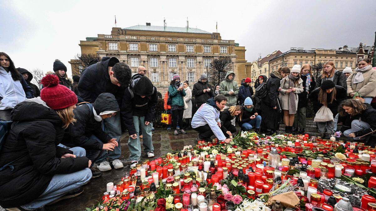 Lichtermeer vor dem Unglücksort in Prag | In Prag herrscht tiefe Betroffenheit