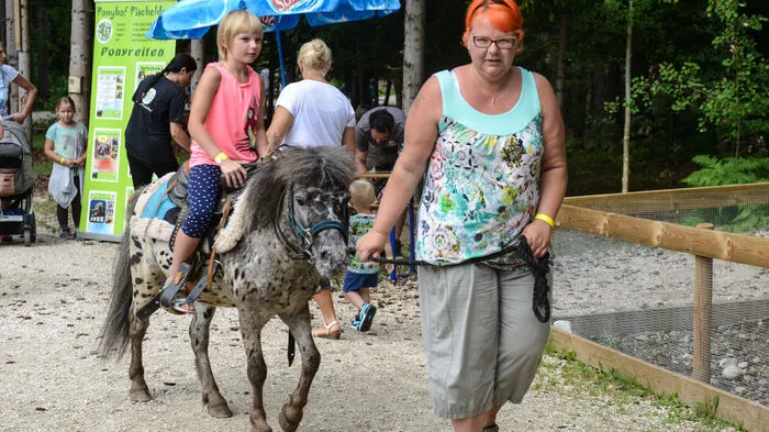 Hunderte Kinder genossen am Mittwoch in der Walderlebniswelt das vielfältige Programm beim Fest der Inklusion wie hier beim Ponyreiten