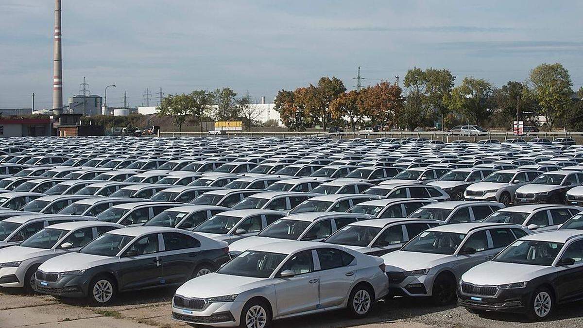 Unzählige Autos - wie hier bei Skoda - stehen wegen des Chipmangels auf Halde