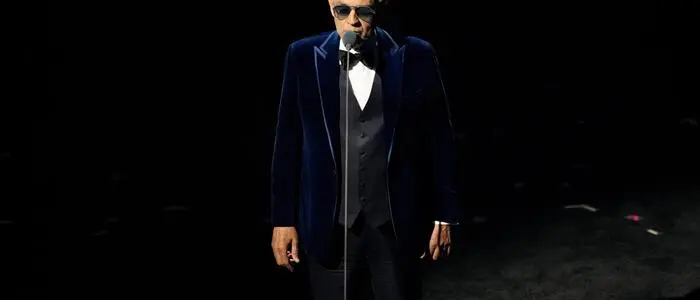 Man sieht Andrea Bocelli beim Singen