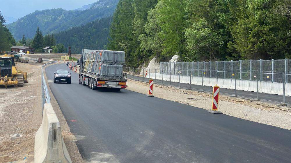Die neue Straße bei der ehemaligen Waldbachbrücke am Präbichl ist bereits zweispurig befahrbar, nach dem Erzbergrodeo kommt eine dritte Spur