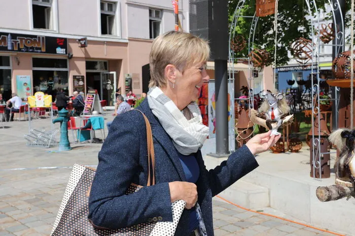 ... so manch schöne Geschenksidee - bei dem Töpfer- und Handwerksmarkt am Judenburger Hauptplatz kommen Raritätensammler und Schnäppchenjäger auf ihre Kosten.