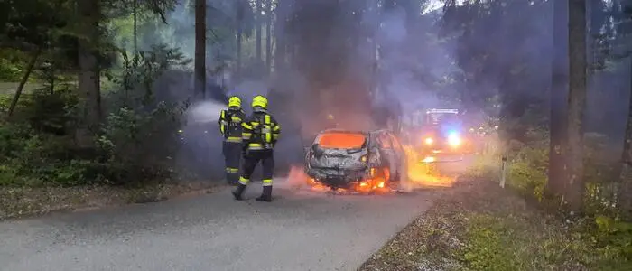 Das Auto ging am Eibeggsattel in Flammen auf