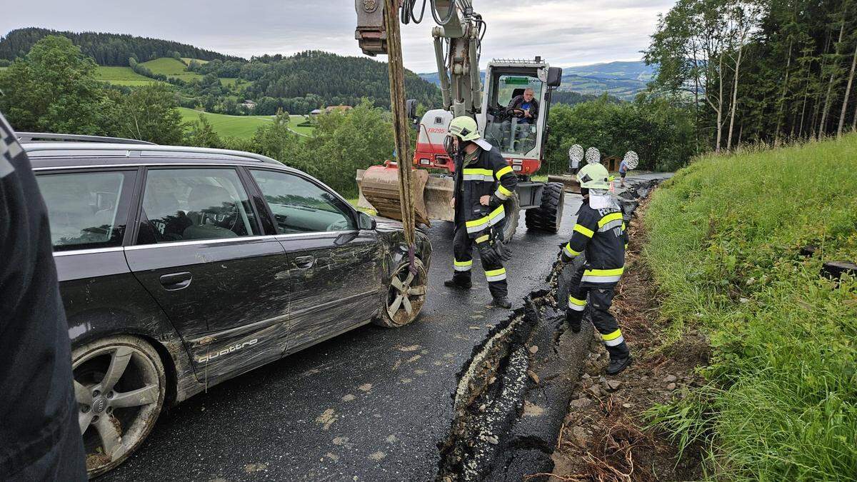 Der Gemeindebagger musste aus Sicherheitsgründen unterstützen