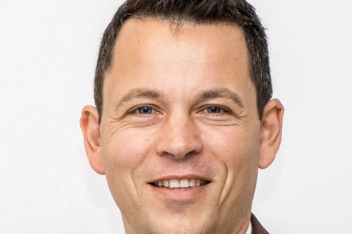 Wir wollen helfen. Ja, wir sehen auch schlimme Dinge, aber mit unserer Hilfe können wir wieder Hoffnung schenken. Nach harten Einsätzen reden wir darüber, um alles verarbeiten zu können. Das schweißt zusammen. Ich bin Geschäftsführer beim Start-up „Beeex“, wir sind vier Leute, drei sind bei der Feuerwehr. Wenn die Sirene geht, ist unser Büro also zu drei Viertel geleert. Die Kunden haben aber vollstes Verständnis. Von Carmen Oster