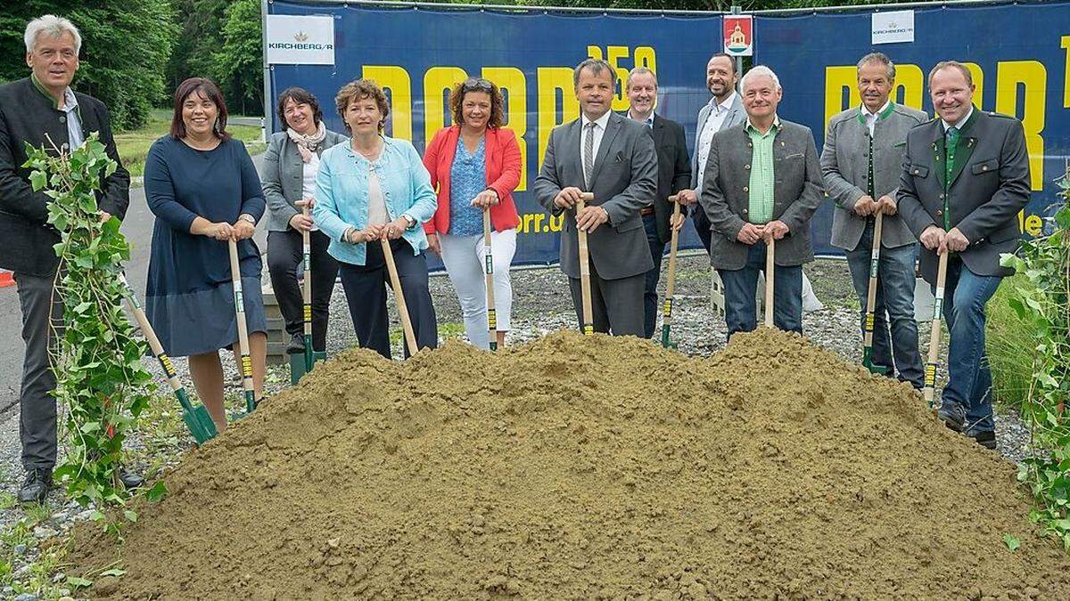 Spatenstich in Kirchberg: LR Ursula Lackner (4.v.l.) gab gemeinsam mit NAbg. Agnes Totter (2.v.l.), LAbg. Cornelia Schweiner (5.v.l.), Bgm. Helmut Ofner (M.) und Alfred Primschitz (4.v.r.) grünes Licht für die Baustelle an der L 202  