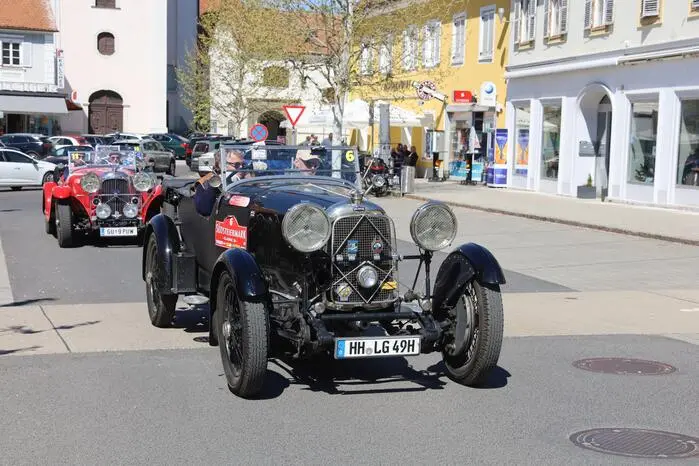 Der Hintergund: Bei der Oldtimer-Rallye „Südsteiermark Classic“ legten in Fehring, Bad Gleichenberg und Gnas etwa 160 Oldtimer eine Zwischenstation ein