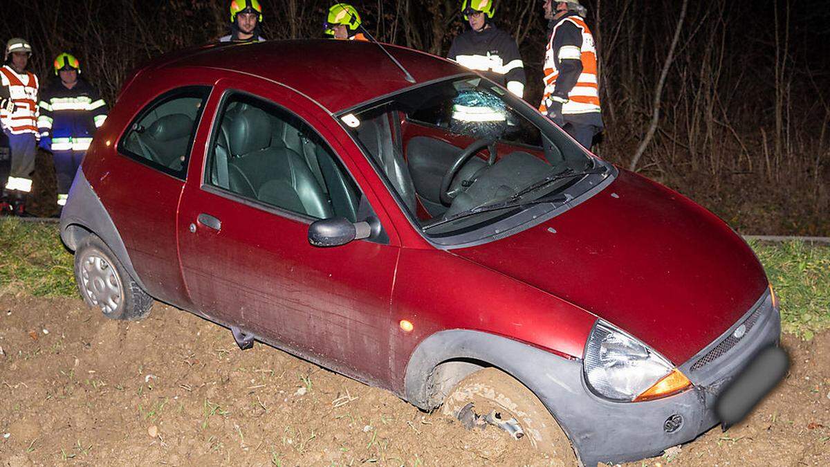 Auto landete neben der Straße