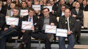 Otmar Hiebaum (vorne, 2.v.r.) und andere Kritiker der Gemeindefusionen bei einem Sonderlandtag in Graz im Jahr 2013. Hiebaum tritt nun ab