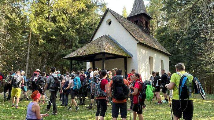 Rund um die Kirche am Veitsberg haben sich Hunderte Menschen getroffen