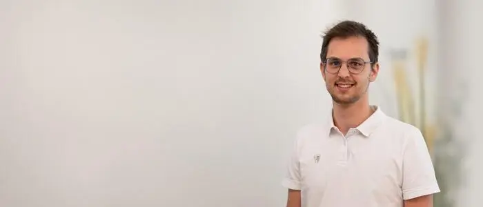 Für den jungen Arzt ist offene Kommunikation wichtig am Zahnarztstuhl