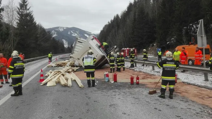 Aus bisher noch ungeklärter Ursache stürzte heute um etwa 12.30 Uhr ein Sattelzug kurz vor der Anschlussstelle Übelbach auf der A 9 Pyhrn Autobahn in Fahrtrichtung Graz um.