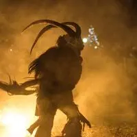 Bengalische Feuer sind beliebte Utensilien der Krampusse (Symbolbild)