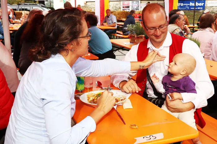 Der kleinen Theresa (1 Jahr) aus Villach schmeckte das Gulasch sehr gut. Sie war mit ihren Eltern Christine Daberer und Torsten Wastian am Gulaschfest.