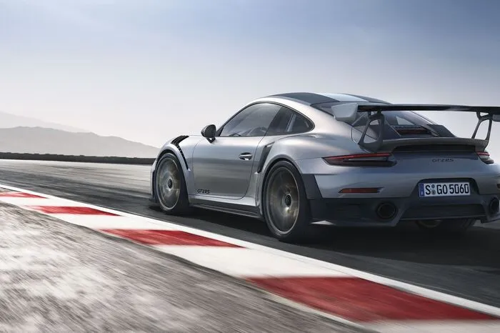 Diese Power muss natürlich auch irgendwie auf die Straße gebracht werden. Das soll dank eines „lupenreinen Rennsportfahrwerks“ inklusive Hinterachslenkung erreicht werden. Wie alle GT-Modelle verfügt der GT2 RS über ein speziell abgestimmtes PSM mit dem auf optimale Fahrdynamik zugeschnittenen Sport-Modus.