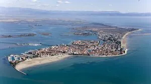 Vom Festland aus führt ein fünf Kilometer langer Damm auf die paradiesische Sonneninsel Grado