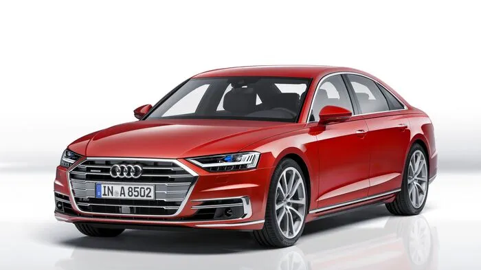 Der Singleframe-Kühlergrill des neuen Audi A8 ist größer geworden, die LED-Scheinwerfer mit Laserlicht haben eine neue Signatur – aber davon abgesehen sind die Design-Revolutionen bei der 5,17 Meter langen Limousine ausgeblieben.
