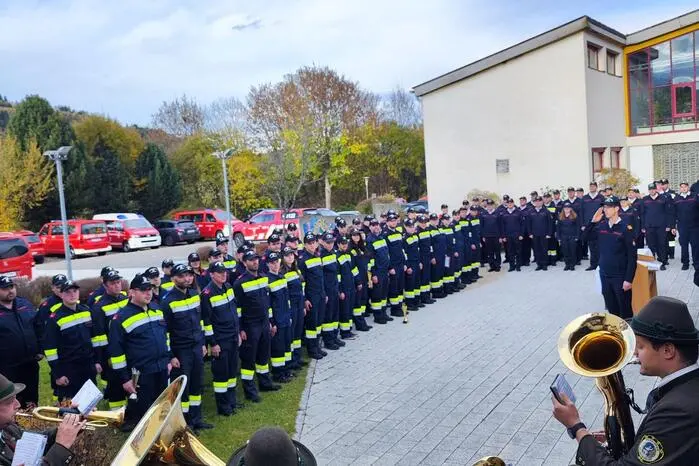Bei der feierlichen Schlusskundgebung gratulierten Bürgermeister Fritz Sperl, Mark Ganster (Geschäftsführer Austin Powder St. Lambrecht) sowie die Bereichsfeuerwehrkommandanten Oberbrandrat Johann Ritzinger (Murau) und Oberbrandrat Harald Schaden (Judenburg) den erfolgreichen Absolventinnen und Absolventen. Für den passenden musikalischen Rahmen sorgte der Musikverein St. Lambrecht.