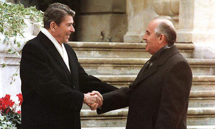 1987 hatten der sowjetische Staats- und Parteichef Michail Gorbatschow (r.) und US-Präsident Ronald Reagan alle Mittelstreckenraketen in Europa abgeschafft