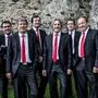 Das Oktet Suha mit Organisator und Sänger Jokej Logar (links) noch in alter Besetzung mit Leonhard Katz (Zweiter von rechts)