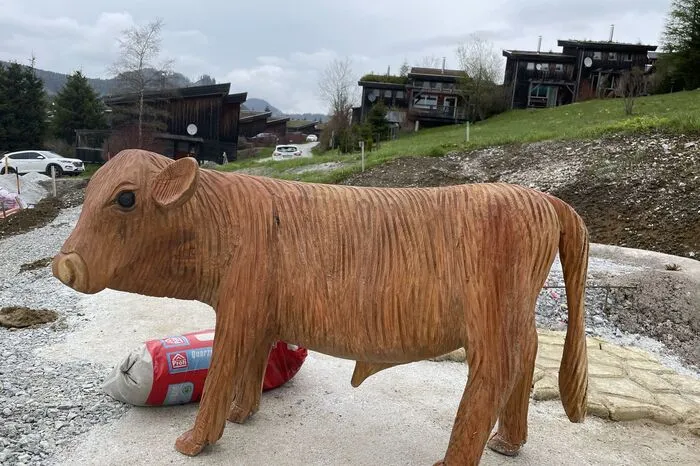 Etwa handgeschnitzte Kühe aus Holz.