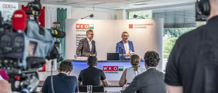 WKO-Direktor Karl-Heinz Dernoscheg und WKO-Präsident Josef Herk sprechen über die trüben Aussichten des aktuellen „Wirtschaftsbarometers“