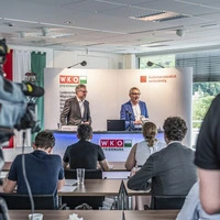 WKO-Direktor Karl-Heinz Dernoscheg und WKO-Präsident Josef Herk sprechen über die trüben Aussichten des aktuellen „Wirtschaftsbarometers“
