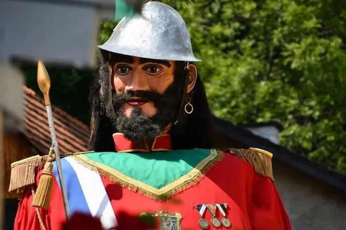 Der Samson hält bei dieser kirchlichen Feier die „Ehrenwache“.