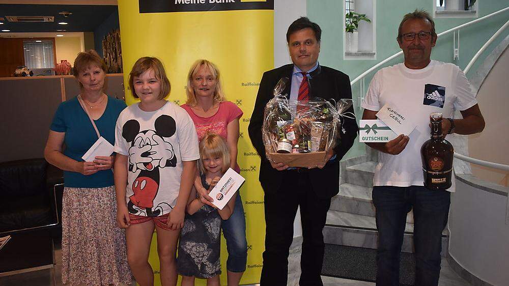 Die glücklichen Preisträger des Gewinnspieles der  Raiffeisenbank Bleiburg