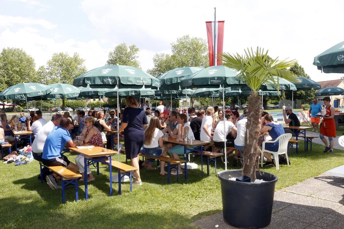 ...mit der Bevölkerung und dem traditionellen "Anbaden" zu feiern.