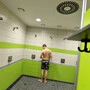 Mit Duschen im Hallenbad spart ein Schweizer Geld. Sujetbild