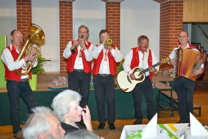 Die Fidelen Mölltaler mit Huby Mayer spielten im Nationalparkhaus auf.