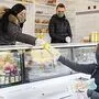Aus dem "Carli-Bus" heraus werden die Lebensmittel verteilt