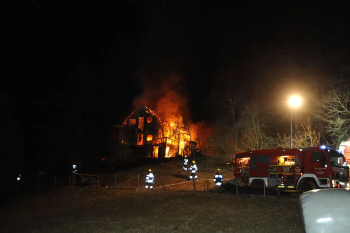 In der Nacht flammte der Brand neuerlich auf.