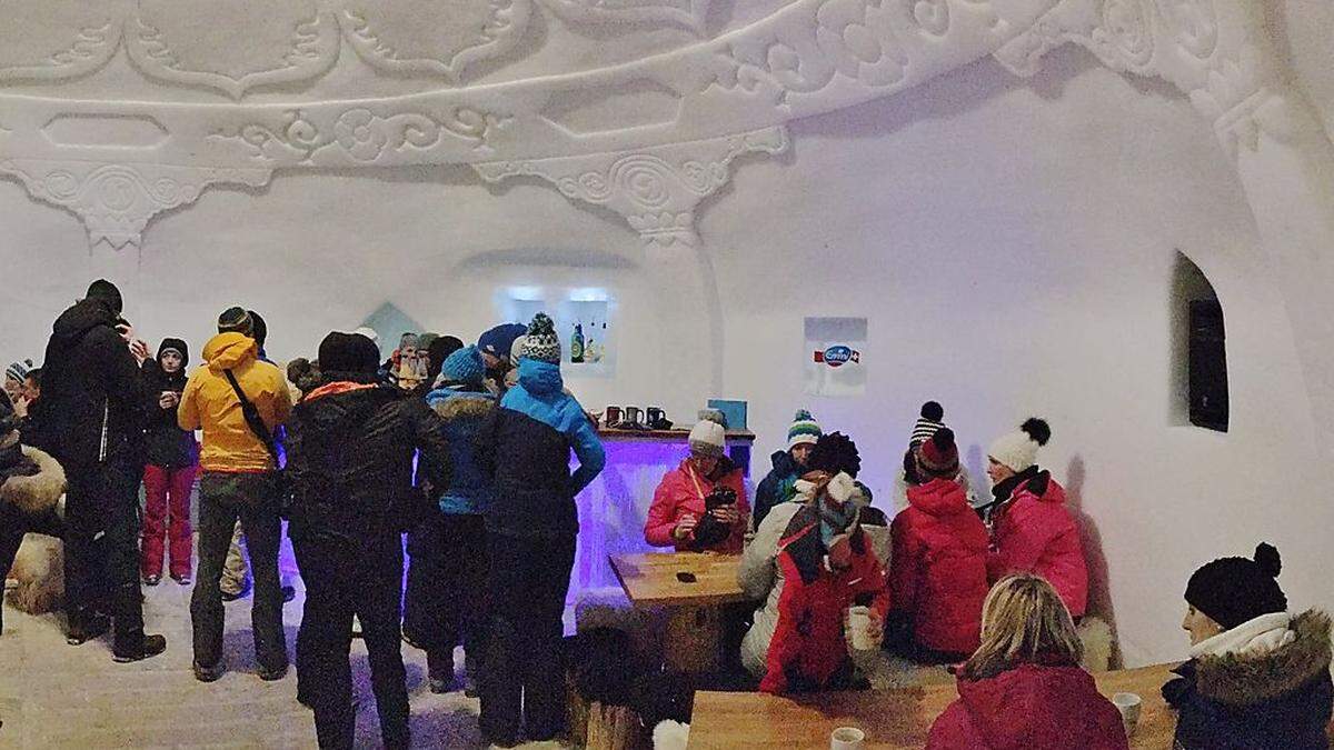 Im "Speisesaal" des Iglu-Dorfs