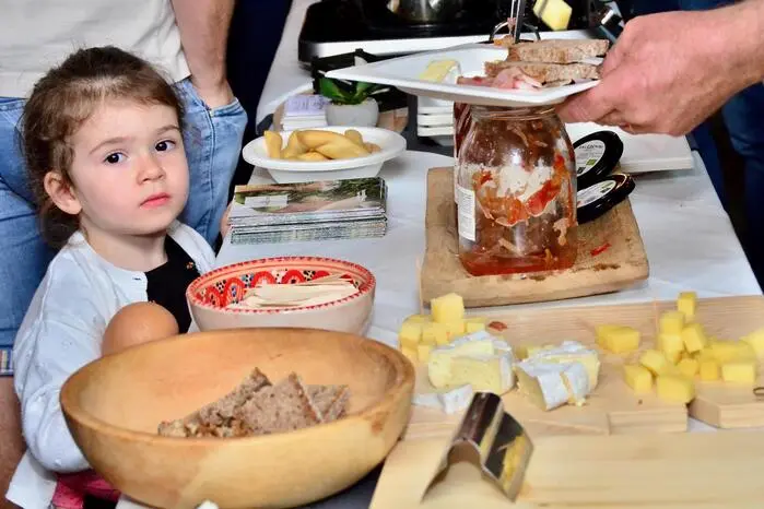 An zahlreichen Ständen verwöhnten 18 Produzenten die Besucher mit ihren regionstypischen Spezialitäten und Gaumenfreuden.  