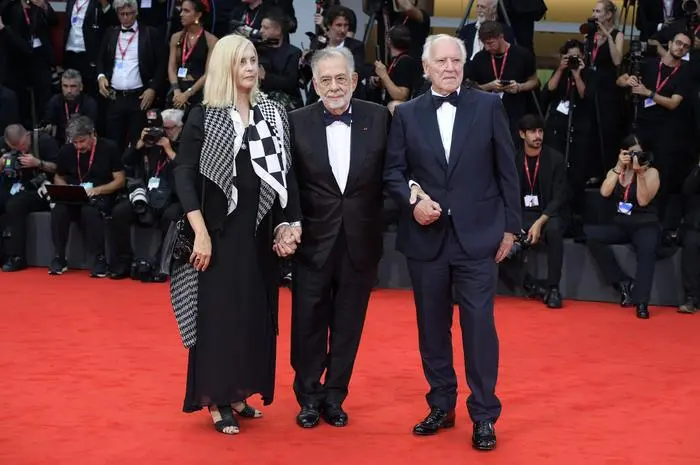 Lena Herzog, Francis Ford Coppola und Werner Herzog bei der Opening Ceremony mit der Premiere des Kinofilms La Grazia / Grace auf der Biennale di Venezia 2025 / 82. Internationale Filmfestspiele von Venedig im Palazzo del Cinema. Venedig, 27.08.2025 *** Lena Herzog, Francis Ford Coppola and Werner Herzog at the Opening Ceremony with the premiere of the feature film La Grazia Grace at the Biennale di Venezia 2025 82 Venice International Film Festival at the Palazzo del Cinema Venice, 27 08 2025 Foto:xA.xM.xTinghinox/xFuturexImagex opening_5735