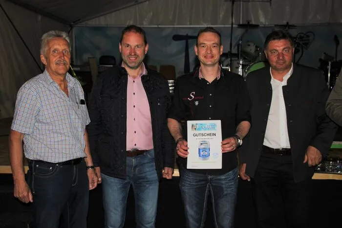 Bürgermeister Gerhard Meixner (rechts) und Vizebürgermeister Luis Sommer (2.v.l.) überreichten dem Gewinner gemeinsam mit "Mr. Tatschkern" Luis Haas (links) die Siegerurkunde. Der Hauptpreis ist ein 50 Liter Fass Bier, das von der Gemeinde gesponsert wird.