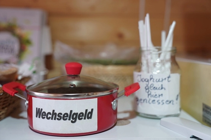 Die Kasse stimmt. Die Kunden runden entweder auf oder geben sogar Trinkgeld in die Kassa.