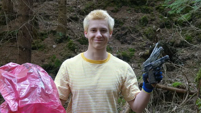 Drei Spielzeugpistolen fand Roman Dzicoev unter einem Baumstumpf